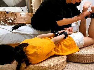 Une mignonne japonaise délicieuse se fait attacher et bâillonner