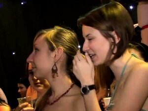 Les salopes coquines s'amusent en club