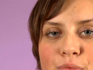 Une nympho fervente écarte sa chatte mouillée en gros plan et havin.