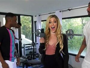 La journaliste Kali Roses trouve une équipe de football dans la salle