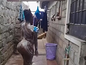 Découvrez la passion ardente d'une beauté africaine alors qu'elle