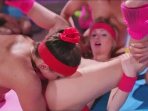 Le cours d'aérobic GIRLCORE mène à une orgie lesbienne de giclées