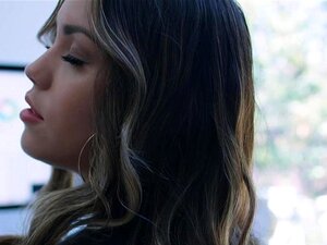 La mignonne latina Alina Lopez fait un strip-tease torride au bureau,