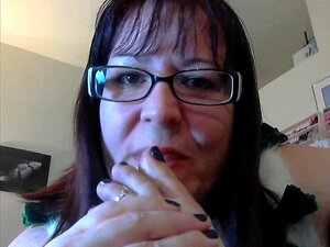 Geek grosse fille en vacances suce des orteils