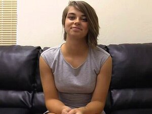 La mignonne Haley de 19 ans s'étouffe en suçant une bite lors d'une