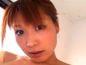 Ai Kurosawa savonne sa chatte poilue et ses gros seins