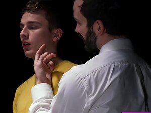 Regardez Tucker Barret continuer à branler la bite de Tylers avec un