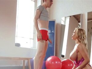Gros seins, sexe de MILF avec éjaculation. orgasme bondage, oups