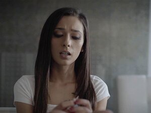 Petite brunette perverse baisée par un petit ami. La petite mignonne