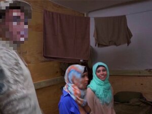 Des soldats américains s'amusent avec des putes arabes. Des soldats