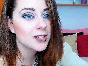 Jolie blonde suce et glisse son gode dans sa chatte