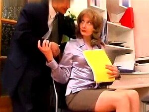 Une MILF blonde russe baise un super mec avec un nouveau