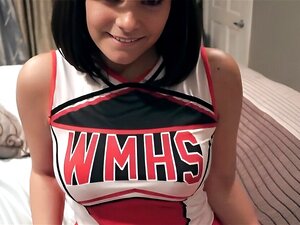 Plongez dans l'ultime fantasme avec la chaude cheerleader Violet