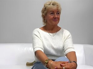 Mamie blonde nommée Anna avec un coup de pied