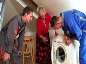 Mamie solitaire écarte les jambes pour deux réparateurs
