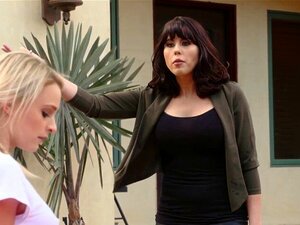 Lesbienne mignonne en ciseaux. Lesbienne mignonnes en ciseaux et se