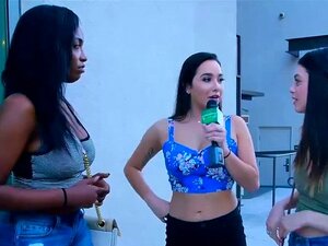 Deux filles sexy exhibent leurs seins en public pour de l'argent. Deux