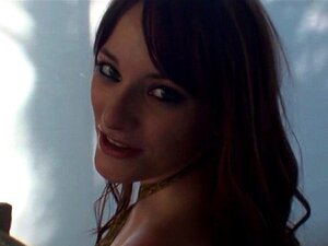 fraîche blondinette sexy qui prouve quelle peut gérer les plus