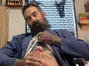 beau-Père Se Branlant Et Éjaculant Dans Son Bureau Alors Que Tout Le