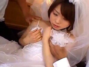 Morimoto Miku est déshabillée de sa tenue de mariée et baisée