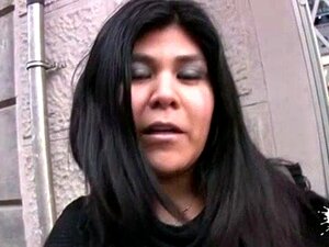 Julia Morgan dans Picking up a Petite Latina Mom - Leche69. La sexy