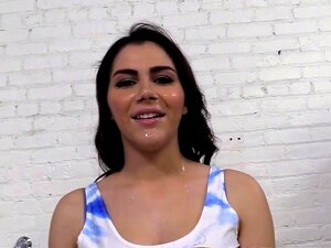 Valentina Nappi baise la grosse bite noire du glory hole