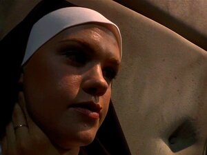 Des nonnes fétichistes insèrent un objet. Des nonnes fétichistes