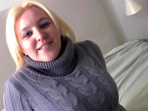La voisine encombrante me montre ses énormes seins et son gros cul