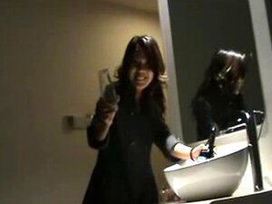 Fille chinoise se masturbant avec une bouteille