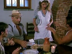 Petite serveuse italienne se fait baiser par trois ouvriers