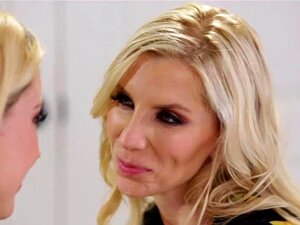 Les blondes MILF Ashley et la mignonne Haley adorent le t de chatte.