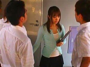 Une fille japonaise en chaleur avec des petits seins incroyables,