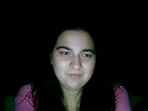 Regardez cette salope brune excitée se faire plaisir en solo ! Elle