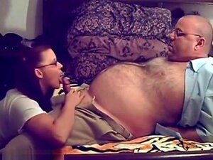 Vieux mec baise une écolière à gros seins