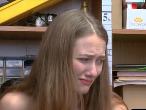 Une mignonne voleuse et sa mère se font baiser par un flic du centre