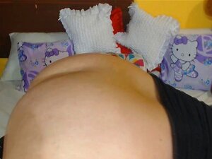 Babe à gros seins se baise avec une machine à godemiché, regarde