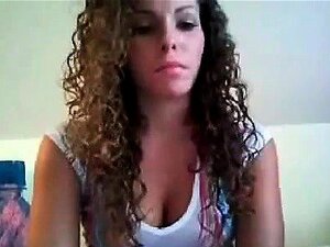 Cam Cutie se déshabille et se masturbe
