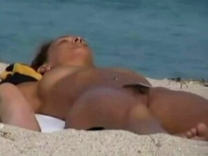 Girls On Nude Beach. Girls Public On Girls Sur la plage Nude Beach