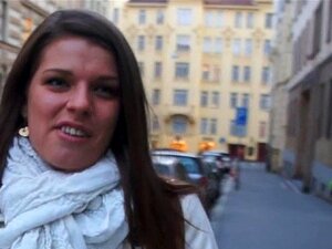 Acheter la chatte des beautés avec de l'argent. Une nana charmante