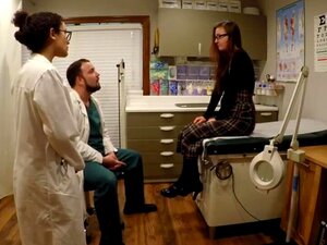 La nerd aux gros seins Donna Leigh reçoit un examen de gynéco pour