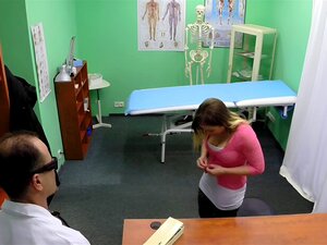 Une brune européenne examinée par un docteur dans un faux hôpital,