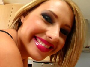 Give Me Pink Short haired cutie joue avec sa chatte rose, Zuzana est