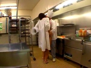 Matez cette brune amateur chaude et coquine satisfaire son vieux