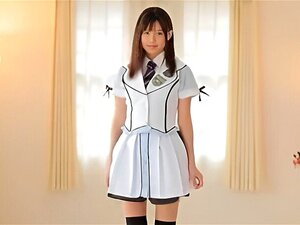 Laissez-vous séduire par le charme irrésistible de Tsukasa Aoi alors