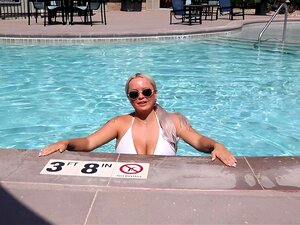 AlexisKayxxx Blonde amateur aux gros seins à la piscine prête pour