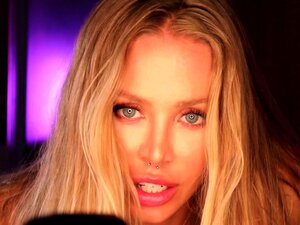 Nicole Aniston essaie son tout nouveau gode !