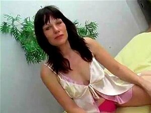 La femme au foyer a ses sex-aids dans la cuisine par snahbrandy