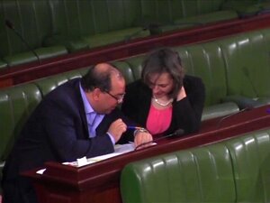 Elle touche sa chatte en parlant avec un homme. Elle touche sa chatte