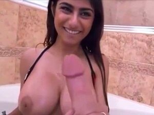 Découvrez l'extase pure avec une belle brune aux gros seins, qui vous