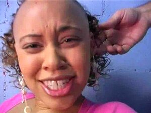 Pipe au gloryhole - Une fille sexy suce une bite 25